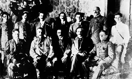 Antonio Díaz Soto y Gama con un grupo de liberales